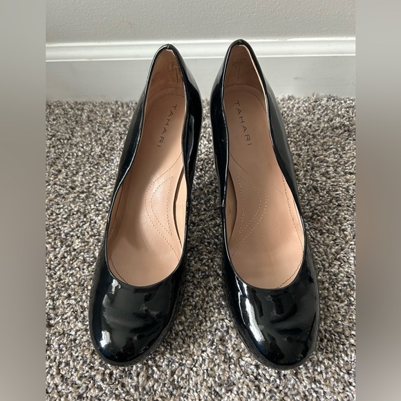 Tahari patent leather pump heel with small front platform size 8M - Picture 3 of 7